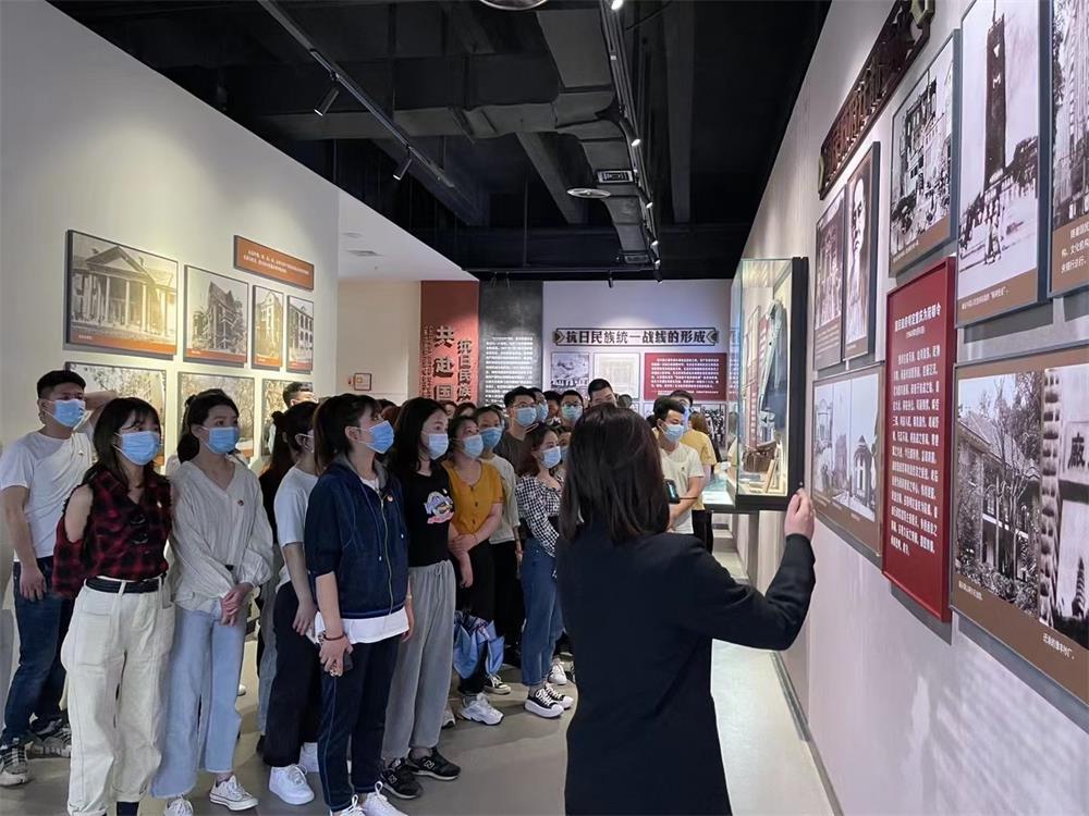 1620352596524299.jpg 聆听红岩革命故事.jpg