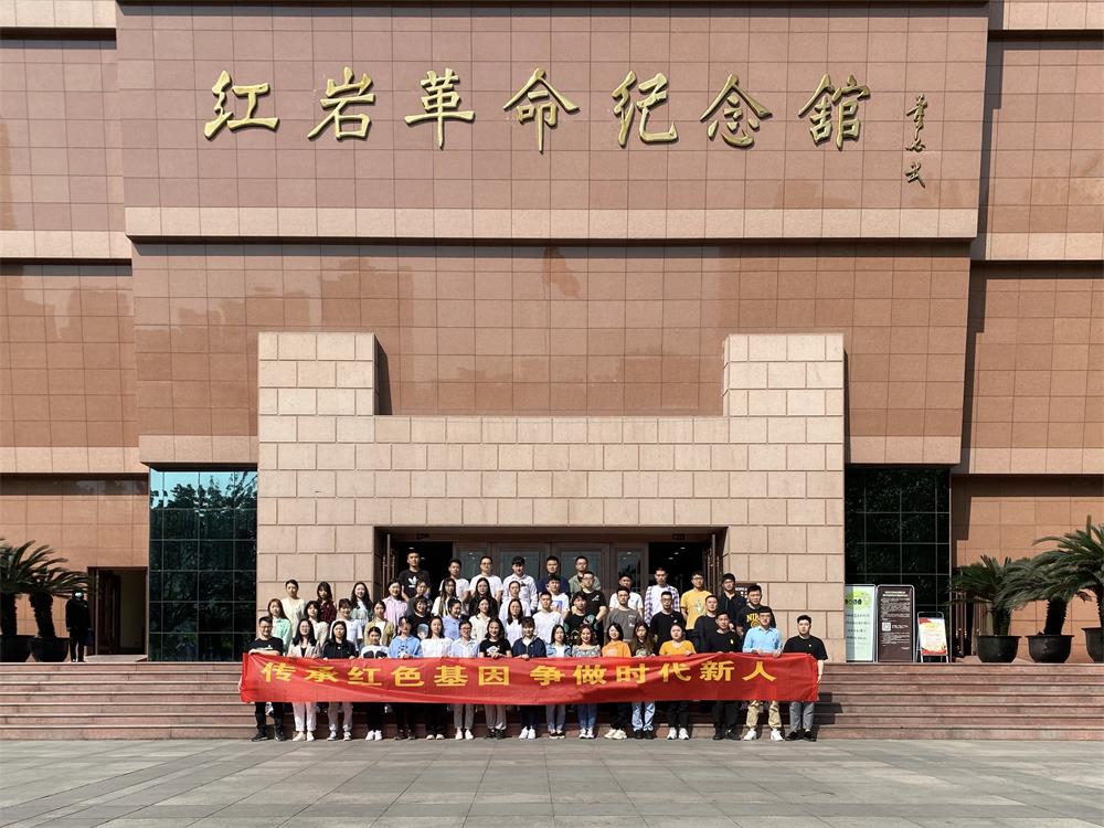 1620352705554937.jpg 红岩基地参观合影.jpg